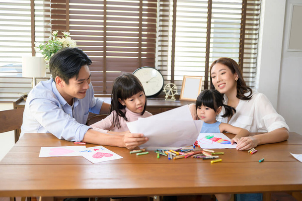 Familia asiática con niños Dibujo y pintura en la mesa en la sala de juegos en casa, Juego educativo. - Foto, Imagen