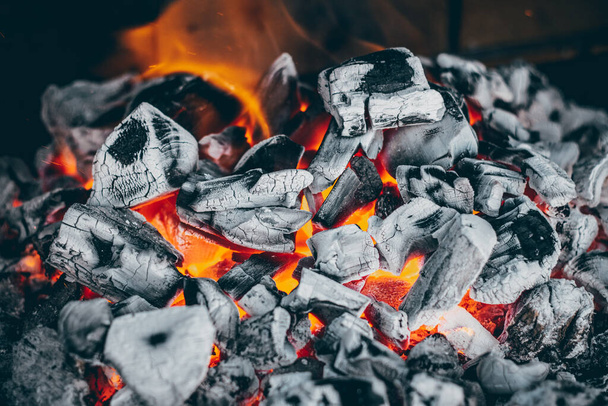 dřevěné uhlí hoří, aby se gril - Fotografie, Obrázek