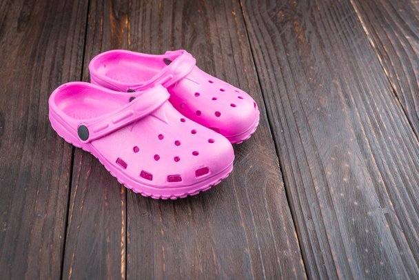 Zapatillas de plástico rosa
 - Foto, Imagen
