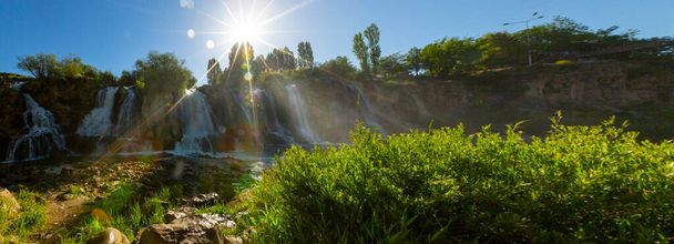Muradiye waterval, een natuurwonder in de buurt van Van Lake, Oost Anatolië, Turkije.  - Foto, afbeelding