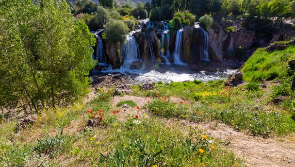 Muradiyen vesiputous, luonnollinen ihme Van Laken lähellä, Itä-Anatolia, Turkki.  - Valokuva, kuva
