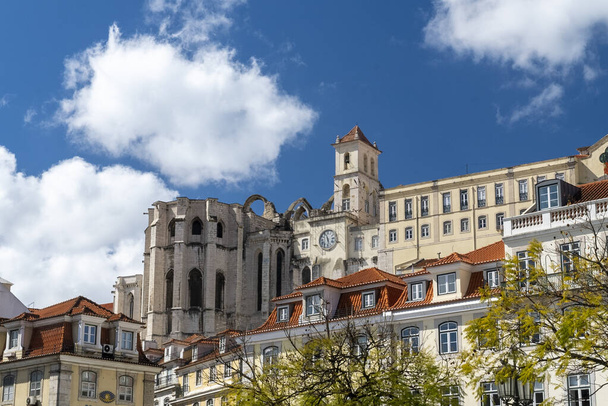 Лиссабон, Португалия. 10 апреля 2022 года: руины монастыря Кармо и голубое небо. - Фото, изображение