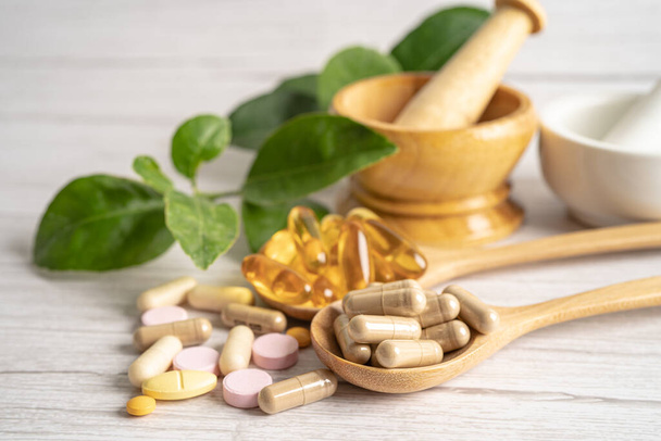 Alternatywna medycyna ziołowe kapsułki organiczne lek z liści ziół naturalne suplementy dla zdrowego dobrego życia. - Zdjęcie, obraz