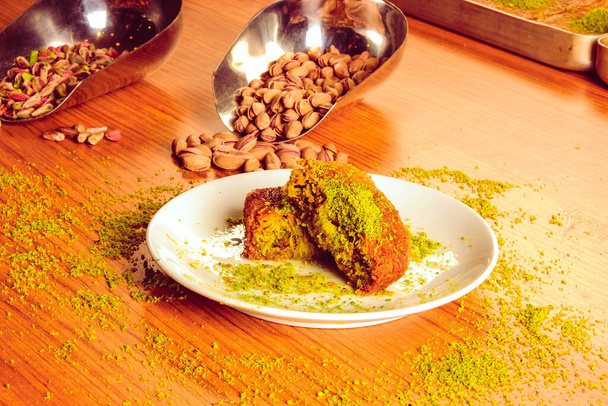 традиційний турецький десерт баклава з кешью, волоськими горіхами. домашня баклава з горіхами та медом
. - Фото, зображення