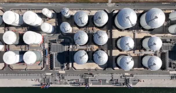 silo 's voor de opslag van aardolie. Raffinaderij industriële olietank container top down luchtfoto drone. Containerstructuur voor chemisch vloeibaar metaal. - Video