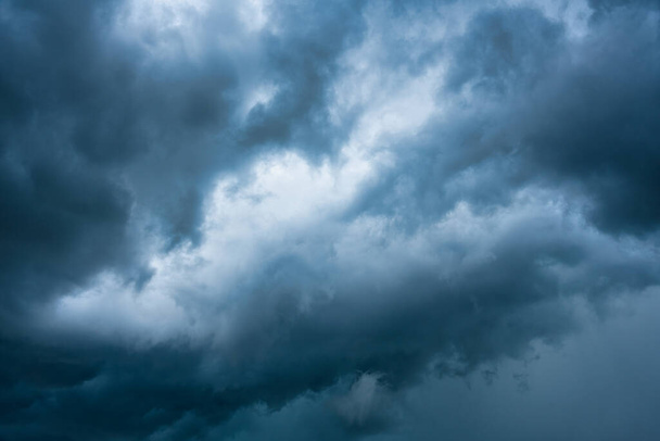 Moody drámai kék ég és viharos felhő alatt zivatar háttér - Fotó, kép