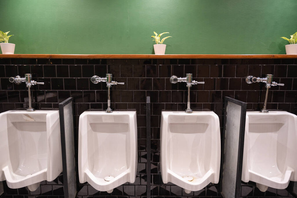Reihe von Urinal Toilette Keramik weißen Blöcken in Vintage-Toilette für den Mann - Foto, Bild