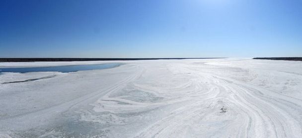 Зимові візерунки замерзання річки Макензі.                                - Фото, зображення
