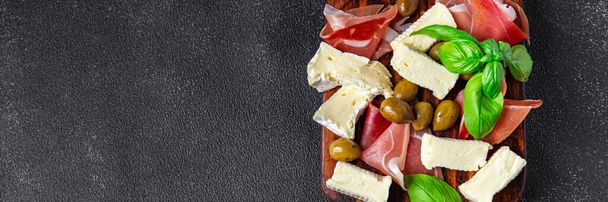 kaas schotel vlees plaat jamon, kaas, olijf meel voedsel snack op de tafel kopiëren ruimte voedsel achtergrond  - Foto, afbeelding
