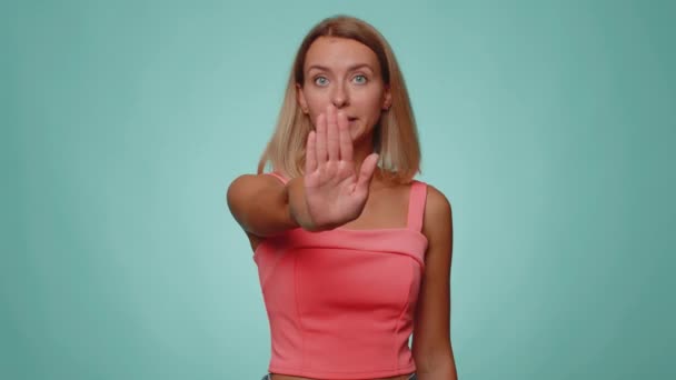 Χωρίς στάση. Σοβαρή ενήλικη γυναίκα λέει όχι, κρατήστε σταυρωμένα τα χέρια με σταυρωμένα χέρια σε στάση χειρονομία κινδύνου, προειδοποίηση τερματισμού, απαγορευμένη πρόσβαση, παρακμή επικοινωνίας, γλώσσα του σώματος. Νεαρό κορίτσι σε μπλε φόντο - Πλάνα, βίντεο