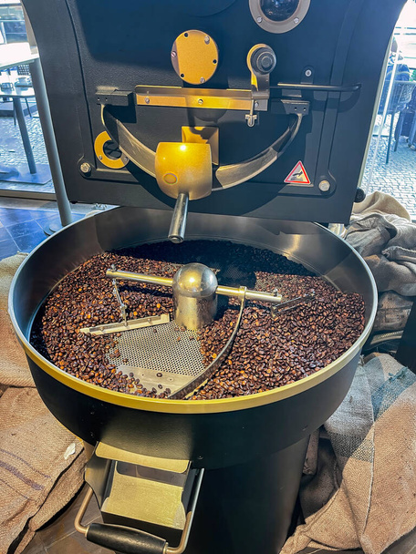 industriële koffiebranderij machine met koffiebonen in de zeef koeling van het graan, koffie roosteren proces, sommige koffiezakken rond, verticale - Foto, afbeelding