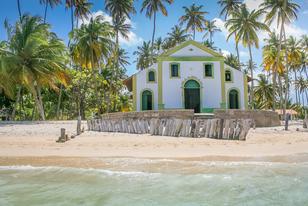 Tropikalny raj, Karneiros idylliczna plaża z kościołem kaplicy w słoneczny dzień, w północno-wschodniej Brazylii - Zdjęcie, obraz