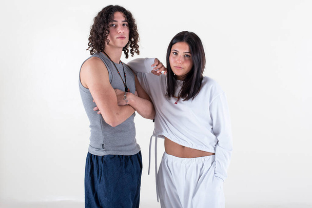 Portret młodej pary ubranej w strój do jogi patrzącej na białe tło aparatu. Zdjęcia studyjne. - Zdjęcie, obraz
