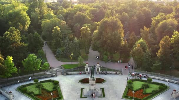 Luchtdrone zicht op Chisinau centrum bij zonsondergang. Park met de Stephen de Grote Monument, veel groen, mensen. Moldavië - Video