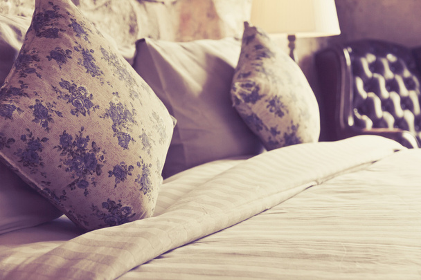 Polštáře na starožitné luxusní posteli - Fotografie, Obrázek