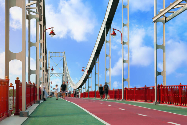 KYIV, UKRAINE - AUGUST 11, 2022: Beautiful pedestrian bridge on summer day - Foto, imagen