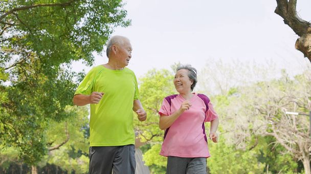šťastný starší asijský pár cvičení a běh v parku - Fotografie, Obrázek