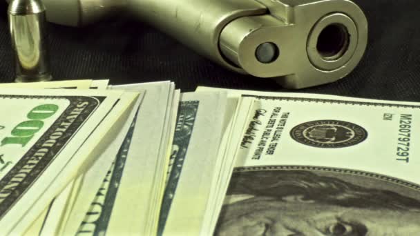 Passing Gun and Dollars sur la table Smoky Footage. - Séquence, vidéo