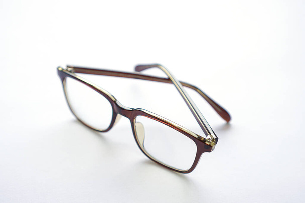 Braune Brille isoliert auf weißem Hintergrund mit Leerraum. - Foto, Bild