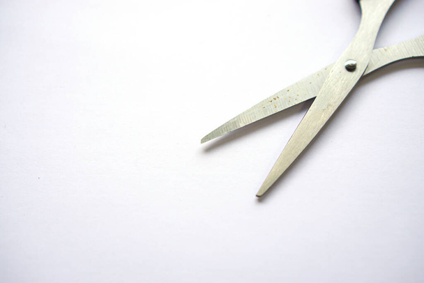 verwendete offene Schere isoliert auf weißem Hintergrund mit Leerraum - Foto, Bild
