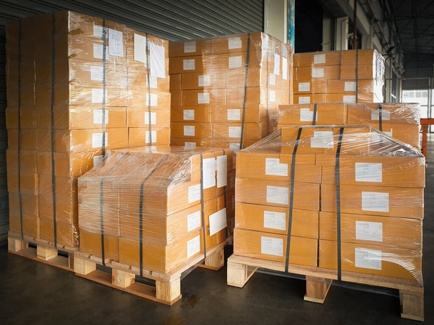 Packaging Boxes Wrapped Plastic Stacked on Pallets in Storage Warehouse. Supply Chain. Storehouse Distribution. Cargo Shipping Supplies Warehouse Logistics. - Фото, зображення