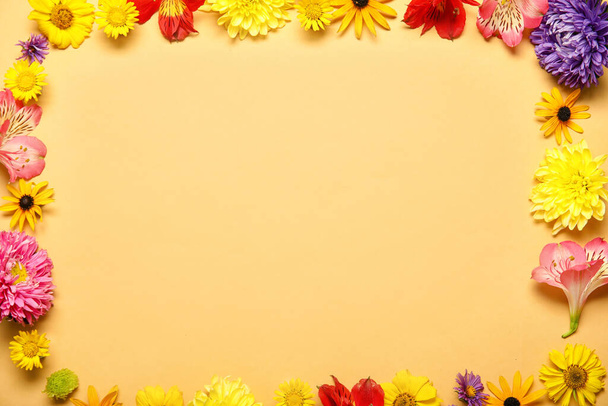 Rahmen aus schönen Herbstblumen auf farbigem Hintergrund - Foto, Bild