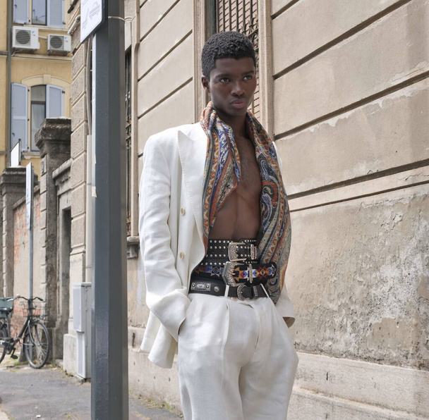 Alton Mason posando para fotógrafos após Etro desfile de moda durante Milano Fashion semana primavera coleções de homem de verão - Foto, Imagem