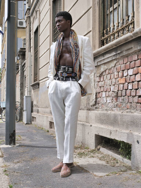 Alton Mason ποζάρουν για τους φωτογράφους μετά Etro επίδειξη μόδας κατά τη διάρκεια Milano εβδομάδα μόδας άνοιξη καλοκαίρι man συλλογές - Φωτογραφία, εικόνα