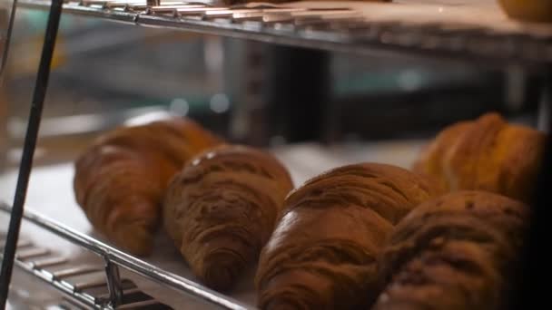 Croissants y rosquillas recién horneados - Imágenes, Vídeo