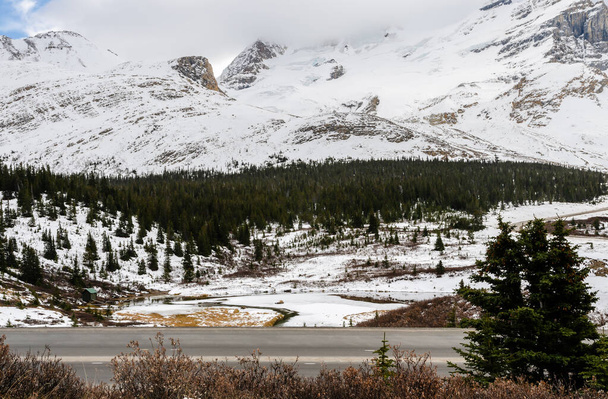 Kanada, Alberta 'daki Jasper Ulusal Parkı' ndaki Columbia Icefield parkının kış manzarası - Fotoğraf, Görsel