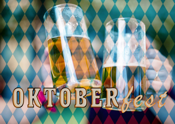 Oktoberfest toast con tazze di birra - Foto, immagini