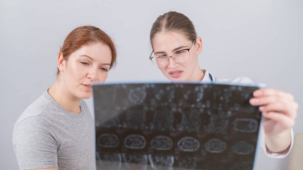 Female doctor explaining mri of internal organs to female patient - Fotografie, Obrázek