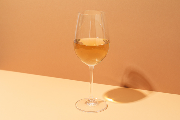 Έννοια του γευστικού αλκοολούχου ποτού, νόστιμο κρασί - Φωτογραφία, εικόνα