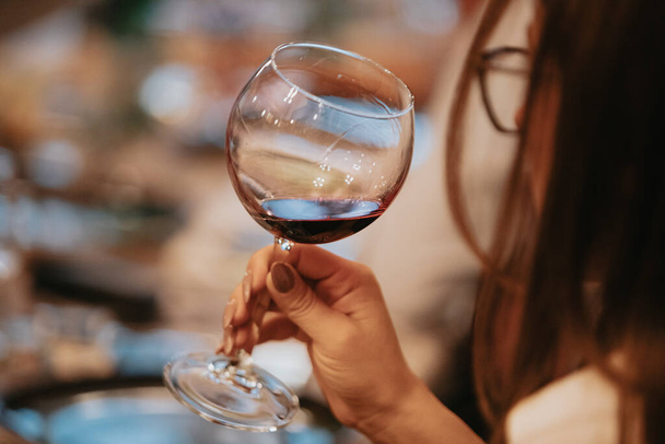 Дегустация бокала красного вина - Фото, изображение