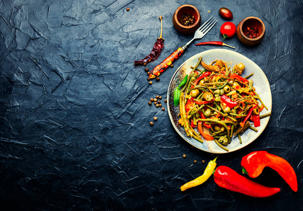 Placa de verduras guisadas con especias calientes. Aperitivo de pimiento, tomate y espárragos. Comida mexicana. - Foto, imagen