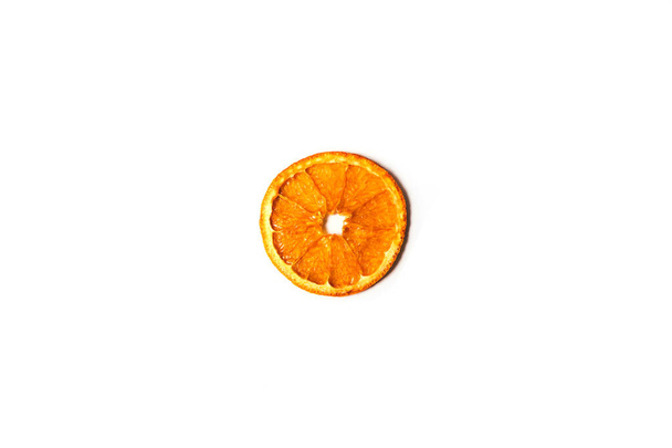 Rebanada de naranja seca aislada sobre fondo blanco. Puesta plana - Foto, Imagen