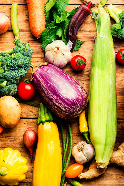 Verse zomer en herfst groenten.Veganistisch voedsel.Gezonde voedsel achtergrond - Foto, afbeelding