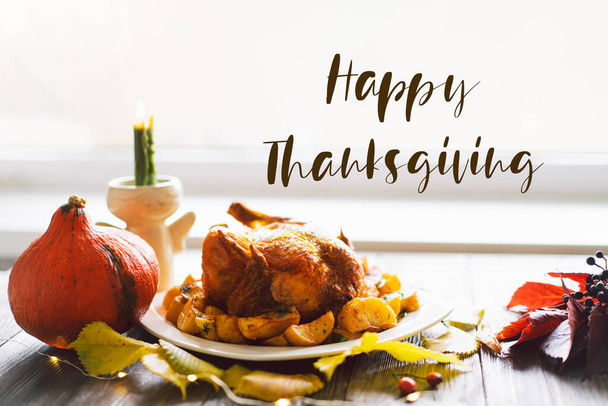 Fijne Thanksgiving. Herfst compositie met bladeren, rijpe pompoen en Thanksgiving kalkoen op een donkere houten tafel. Bovenaanzicht. - Foto, afbeelding