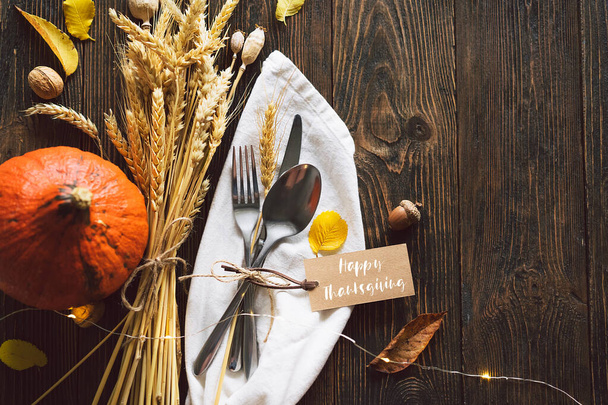 Frohes Thanksgiving. Herbstliche Komposition mit Blättern, reifem Kürbis und Thanksgiving Truthahn auf einem dunklen Holztisch. Ansicht von oben. - Foto, Bild