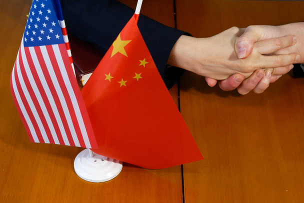 США и Китай - соглашение, США и китайские флаги и рукопожатия. Отношения между США и Китаем. Концепция торговой сделки - Фото, изображение