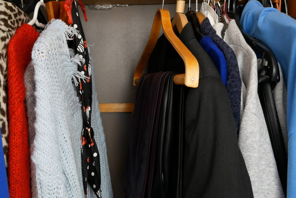 Nowoczesna odzież damska, duża szafa z różnymi ubraniami, domowe rzeczy, wybór ubrań w szafie - Zdjęcie, obraz