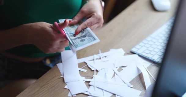 Un falsario taglia banconote da un dollaro con le forbici al tavolo da lavoro. denaro contraffatto o concetto di denaro virtuale - Filmati, video