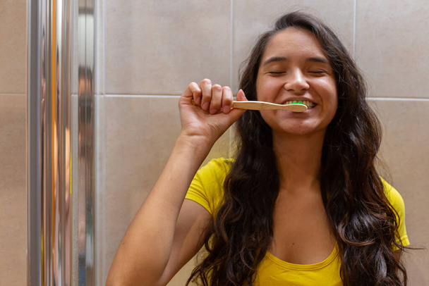 Fiatal nő fogmosás a fürdőszobában - Fotó, kép