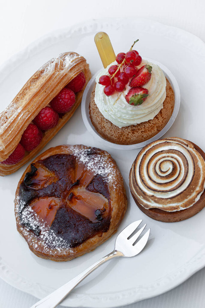 Çay odasında bir dizi Fransız tatlısı. - Fotoğraf, Görsel