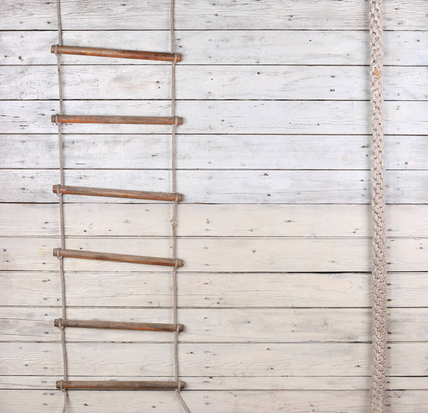 échelle en bois nautique sur mur en bois blanc - Photo, image