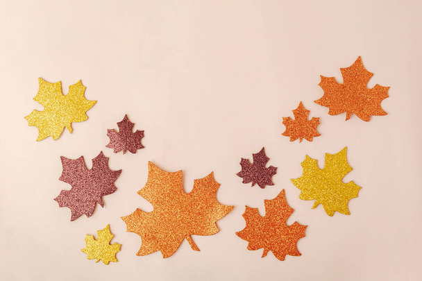 Top view of glitter autumn leafs on beige background,large banner with copy space. - Foto, Bild