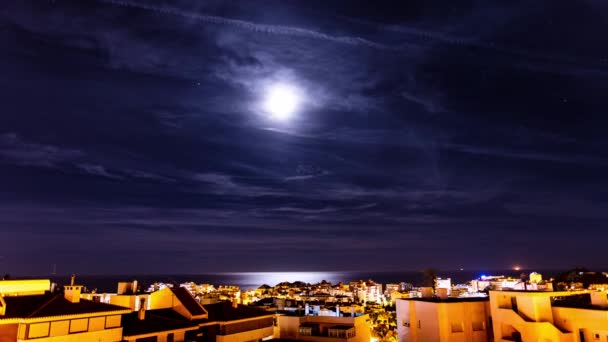 Тайм-ап Луны над Бенальмаденой в Коста-дель-Соль в облачную ночь  - Кадры, видео