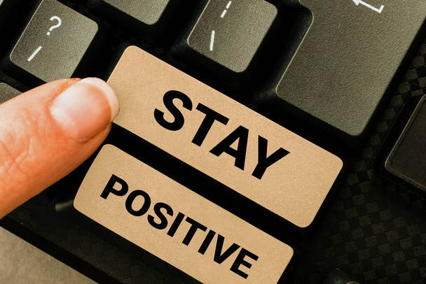 Концептуальный подпись Оставайтесь позитивным, бизнес-идея участвовать в подъеме мысли быть оптимистичным и реальным - Фото, изображение