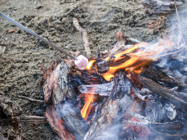 Traditioneller Spaß beim Braten von Marshmallows über offenem Feuer. - Foto, Bild