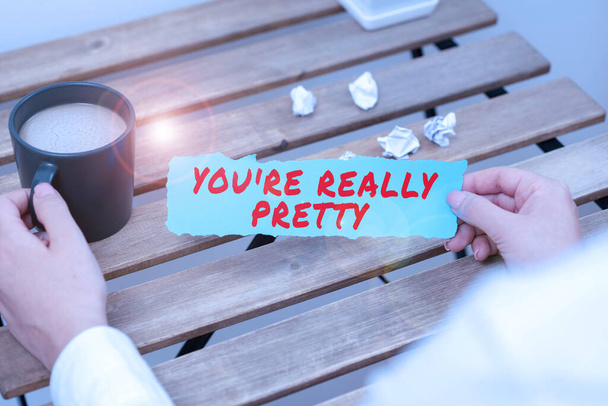 Testo didascalia che presenta You Re Are Really Pretty, vetrina aziendale Sembra molto affascinante Attraente in modo delicato - Foto, immagini